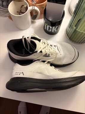 Mount to Coast Men's White and Black Running Shoes M7